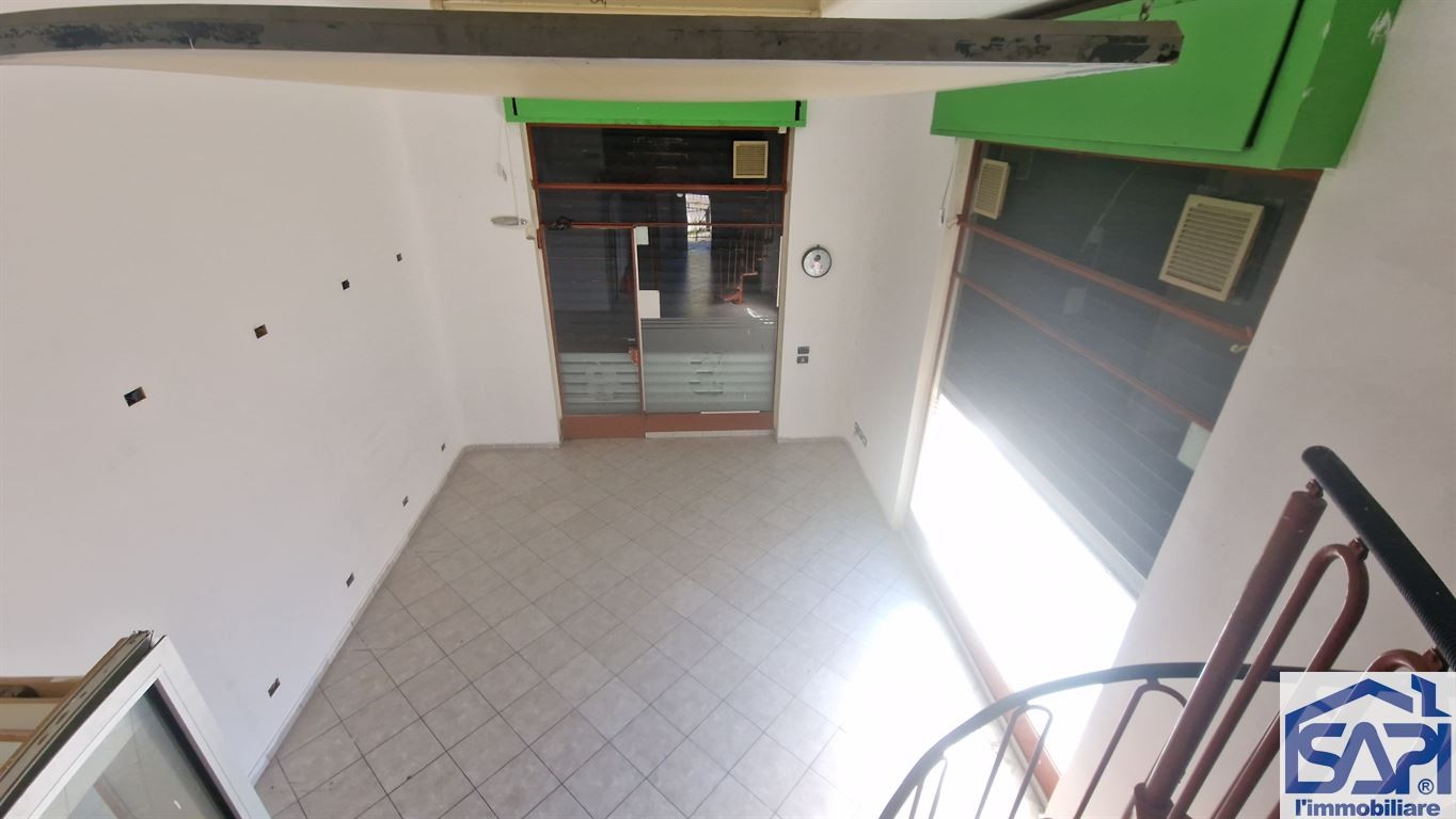 Negozio con 2 vetrine + Box/magazzino