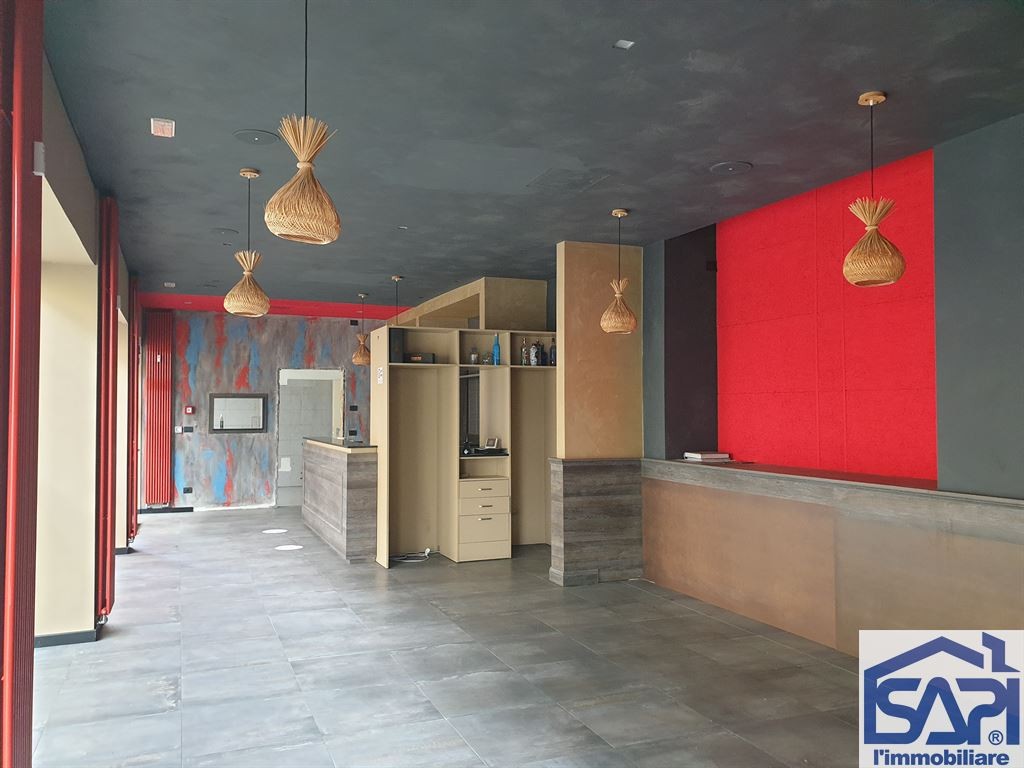 Negozio con 5 punti luce e deposito annesso