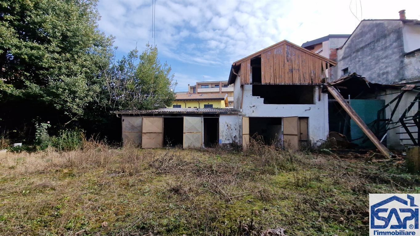 Intero fabbricato con ampio cortile interno